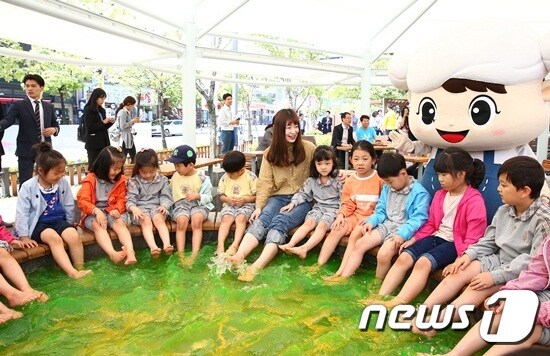 유성온천축제 개막을 하루 앞둔 10일 온천족욕체험장에서 어린이들이 물장구를 치고 있다.ⓒ News1