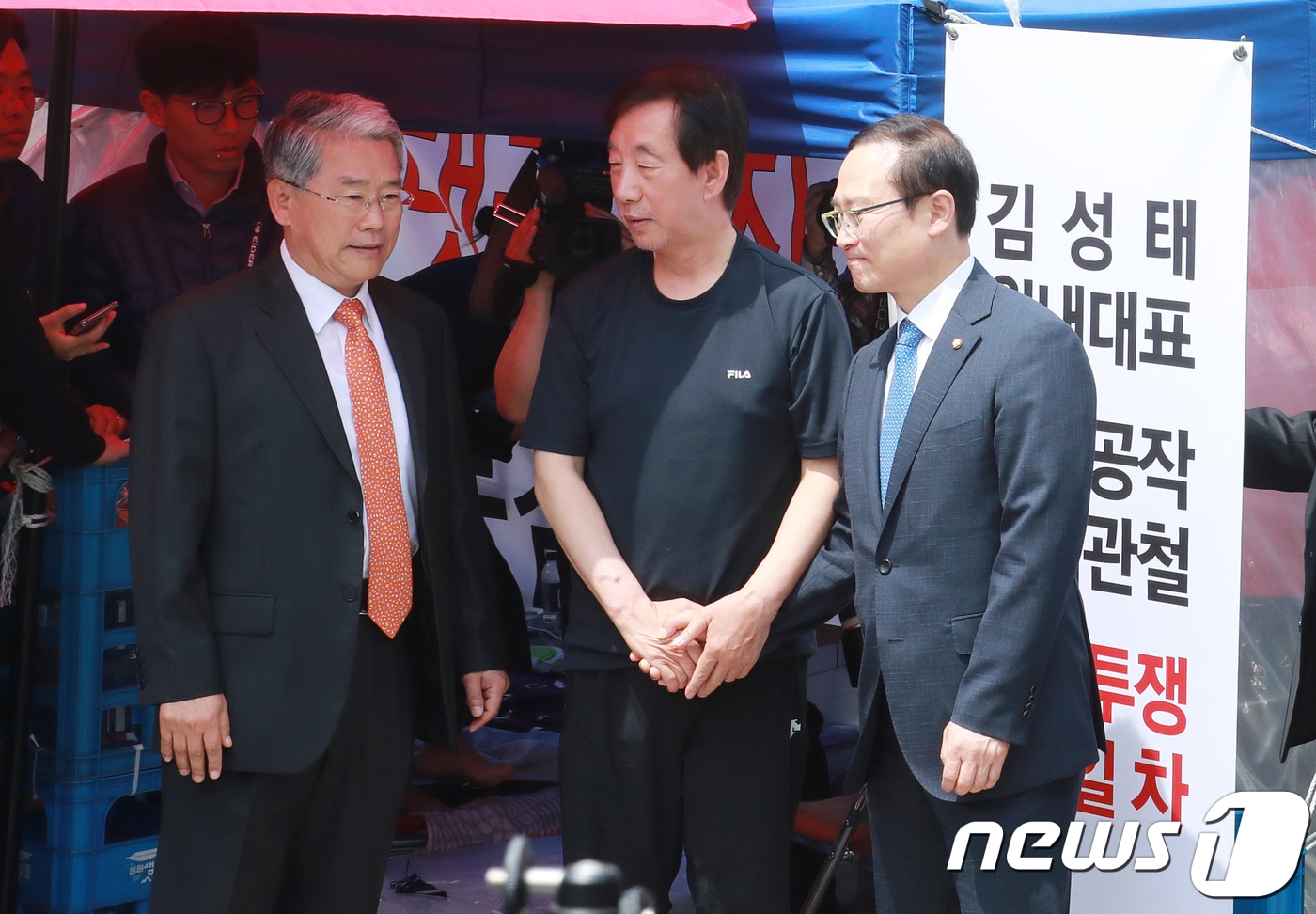 새 원내대표로 선출된 홍영표 더불어민주당 원내대표가 11일 서울 여의도 국회 앞 단식 9일째를 이어가고 있는 김성태 자유한국당 원내대표의 단식 농성장을 찾아 김 원내대표를 만나고 있다. 왼쪽은 마침 농성장을 방문한 김동철 바른미래당 원내대표. 2018.5.11/뉴스1 ⓒ News1 이동원 기자