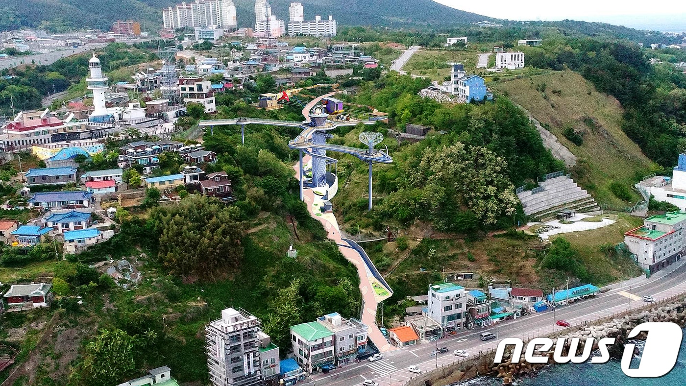 11일 강원도 동해시는 묵호등대와 월소택지 사이에 위치한 도째비골 1만7150㎡ 일원에 총사업비 80억원을 들여 도째비골 스카이밸리 조성 사업을 본격 추진한다 밝혔다. 사진은 도째비골 스카이밸리 전체 전경 예상도. (동해시 제공) 2018.5.11/뉴스1 ⓒ News1 서근영 기자