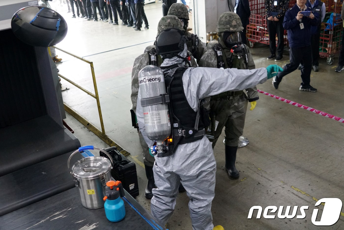 지난해 5월 인천공항 국제우편물류센터에서 열린 우편물 생화학 테러 대응 훈련 모습.(인천국제공항공사 제공) 2018.5.13/뉴스1