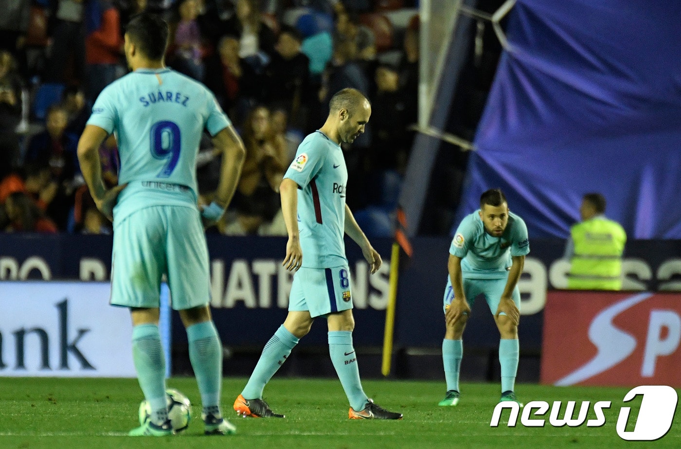 14일(한국시간) 스페인 발렌시아 시우다드 데 발렌시아에서 열린 2017-18 스페인 프리메라리가 37라운드 레반테와의 경기에서 실점한 후 낙담한 FC바르셀로나 선수들. ⓒAFP=News1