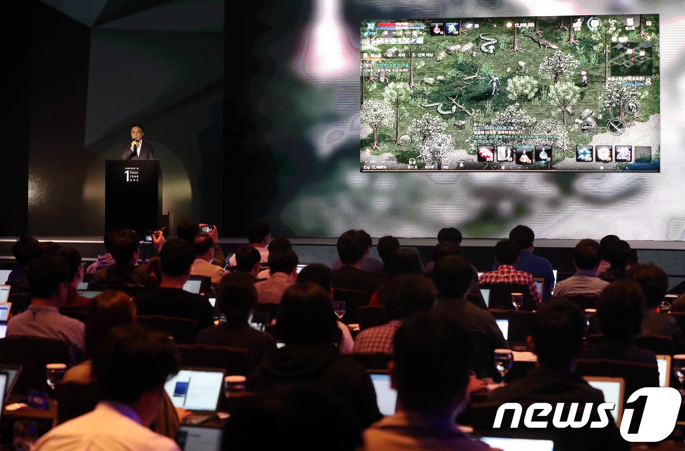 김택진 엔씨소프트 대표가 서울 강남구 역삼동 라움아트센터에서 열린 리니지M 1주년 미디어 간담회 'YEAR ONE'에서 인사말을 하고 있다. 2018.5.15/뉴스1 ⓒ News1 박세연 기자