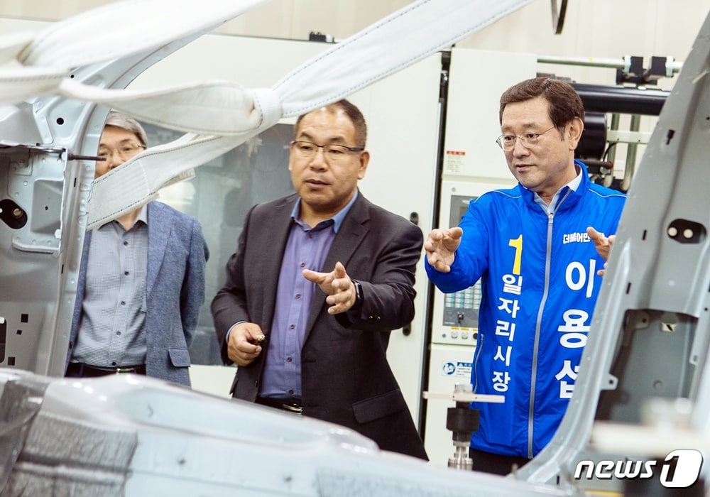 이용섭 더불어민주당 광주시장 예비후보가 15일 자동차 부품기업을 방문했다 ⓒ News1