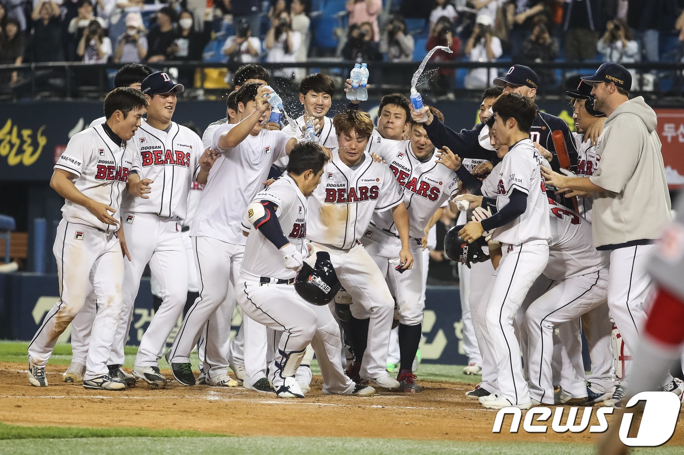 15일 서울 송파구 잠실야구장에서 열린 '2018 신한은행 마이카 KBO리그' 프로야구 SK 와이번스와 두산 베어스의 경기 9회말 2사 1루 상황 끝내기 2점홈런을 날린 두산 김재환이 홈을 밟으며 동료들의 축하를 받고 있다. 두산은 이날 SK에 6대4로 승리하며 리그 단독 1위로 올라섰다. 2018.5.15/뉴스1 ⓒ News1 유승관 기자