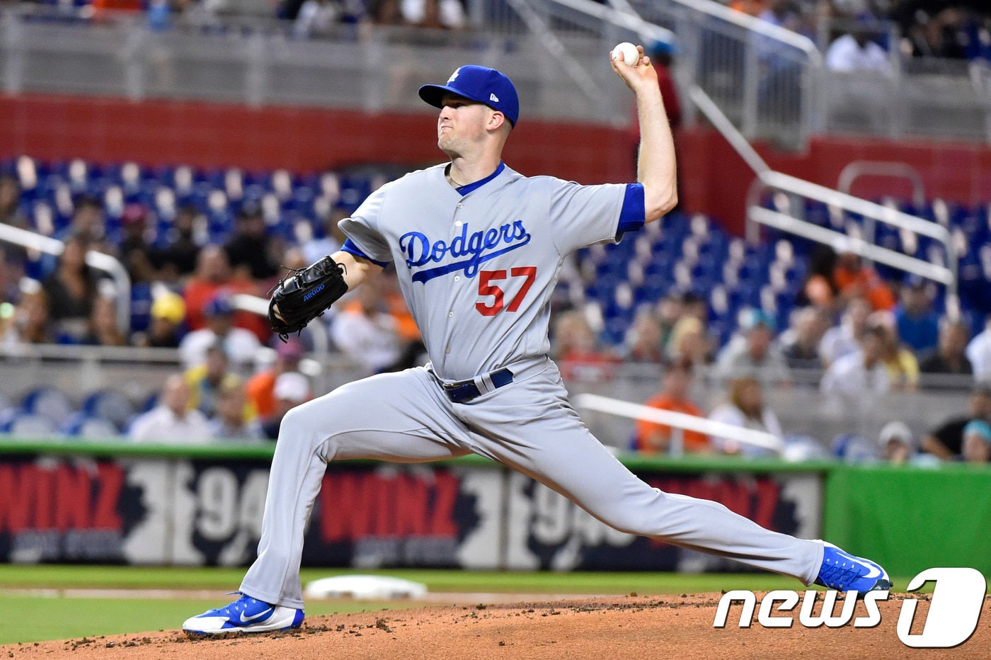 LA다저스의 좌완 선발 알렉스 우드가 16일(한국시간) 미국 플로리다주 마이애미의 말린스 파크에서 열린 2018 메이저리그 마이애미 말린스와의 경기에서 역투하고 있다. ⓒAFP=News1