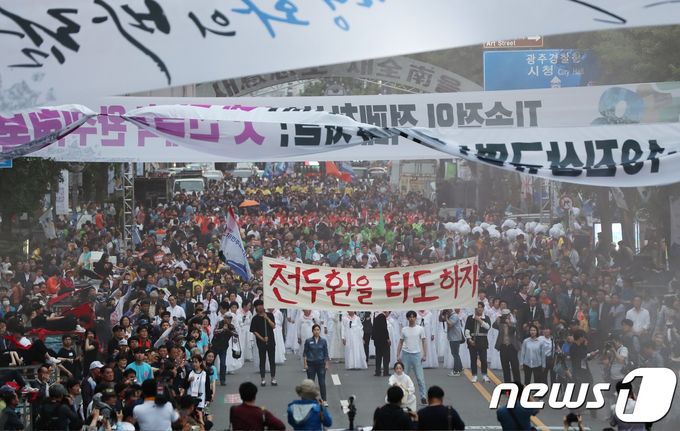 1980년 5월 광주를 재현해 진상규명 공감대를 모으는 38주기 5·18민주화운동 전야행사가 '보아라 오월의 진실, 불어라 평화의 바람'을 주제로 17일 오후 광주 동구 금남로 거리에서 펼쳐진 가운데 5월 어머니를 선두로 민주대행진이 펼쳐지고 있다. 2018.5.17/뉴스1 남성진 ⓒ News1 남성진 기자