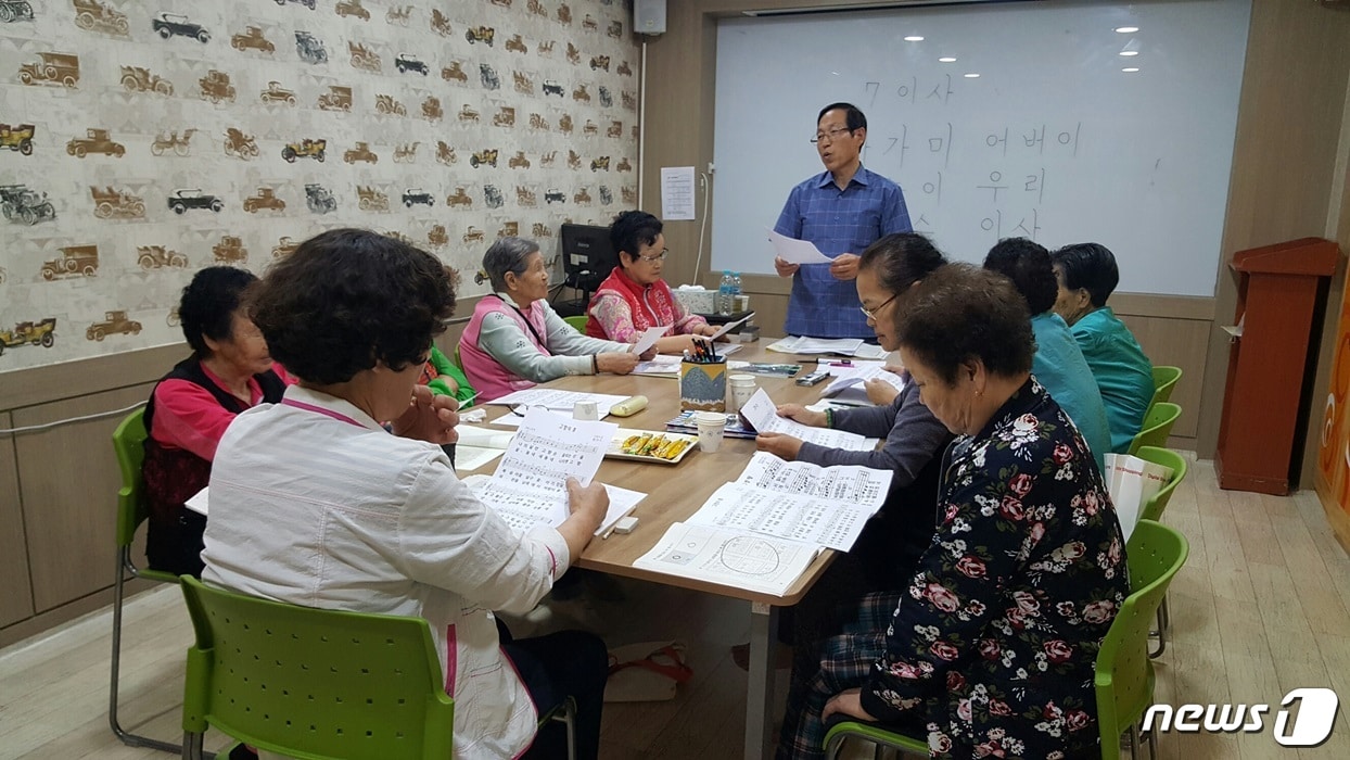김제시가 교육의 기회를 놓친 성인들을 대상으로 성인문해교육을 하고 있다.ⓒ News1
