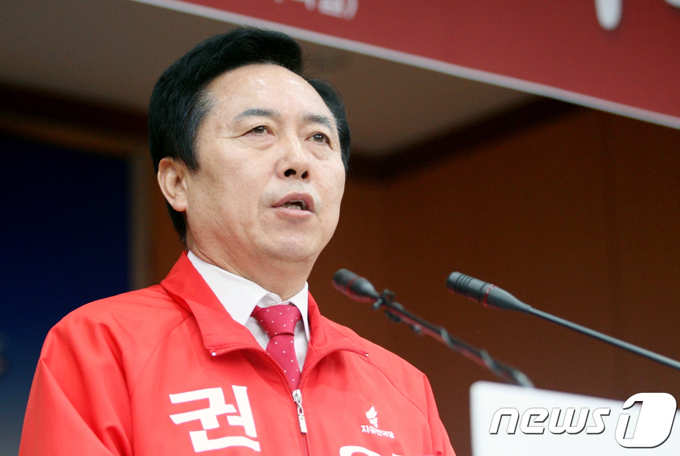 권기창 자유한국당 안동시장 후보가 2일 오전 안동시청에서 기자회견을 열고 경선 승리에 대한 소감을 밝힌 후 한국당 후보로 안동시장 출마를 공식 선언하고 있다. 권 후보는 이 자리에서 "안동국제탈춤페스티벌을 남북한 탈춤이 하나 되는 축제로 만들겠다"고 공약했다. 2018.5.2/뉴스1 ⓒ News1 피재윤 기자