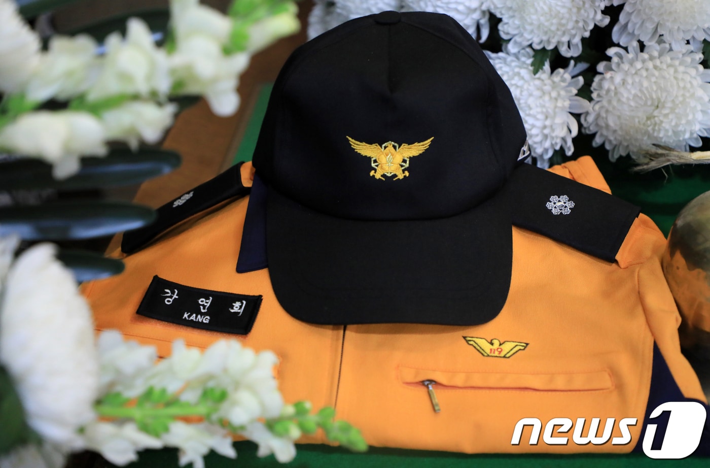 2일 전북 전주시 대송장례식장에 마련된 故 강연희 소방위의 빈소에 고인의 근무복이 놓여져 있다. 故 강 소방위는 구조하던 취객에 폭행당한 후 극심한 스트레스를 호소하다 뇌출혈로 쓰러져 숨졌다.2018.5.2/뉴스1 ⓒ News1 문요한 기자
