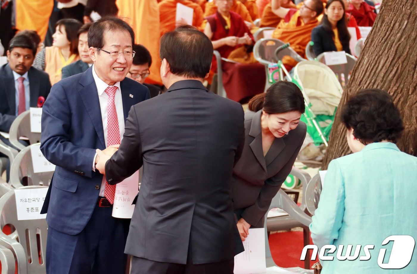 2018년 5월 22일 서울 종로구 견지동 조계사에서 열린 불기 2562년 부처님 오신날 봉축법요식에서 홍준표 자유한국당 대표와 김부겸 행정안전부 장관이 악수를 나누고 있다. 2018.5.22 ⓒ 뉴스1 이동원 기자