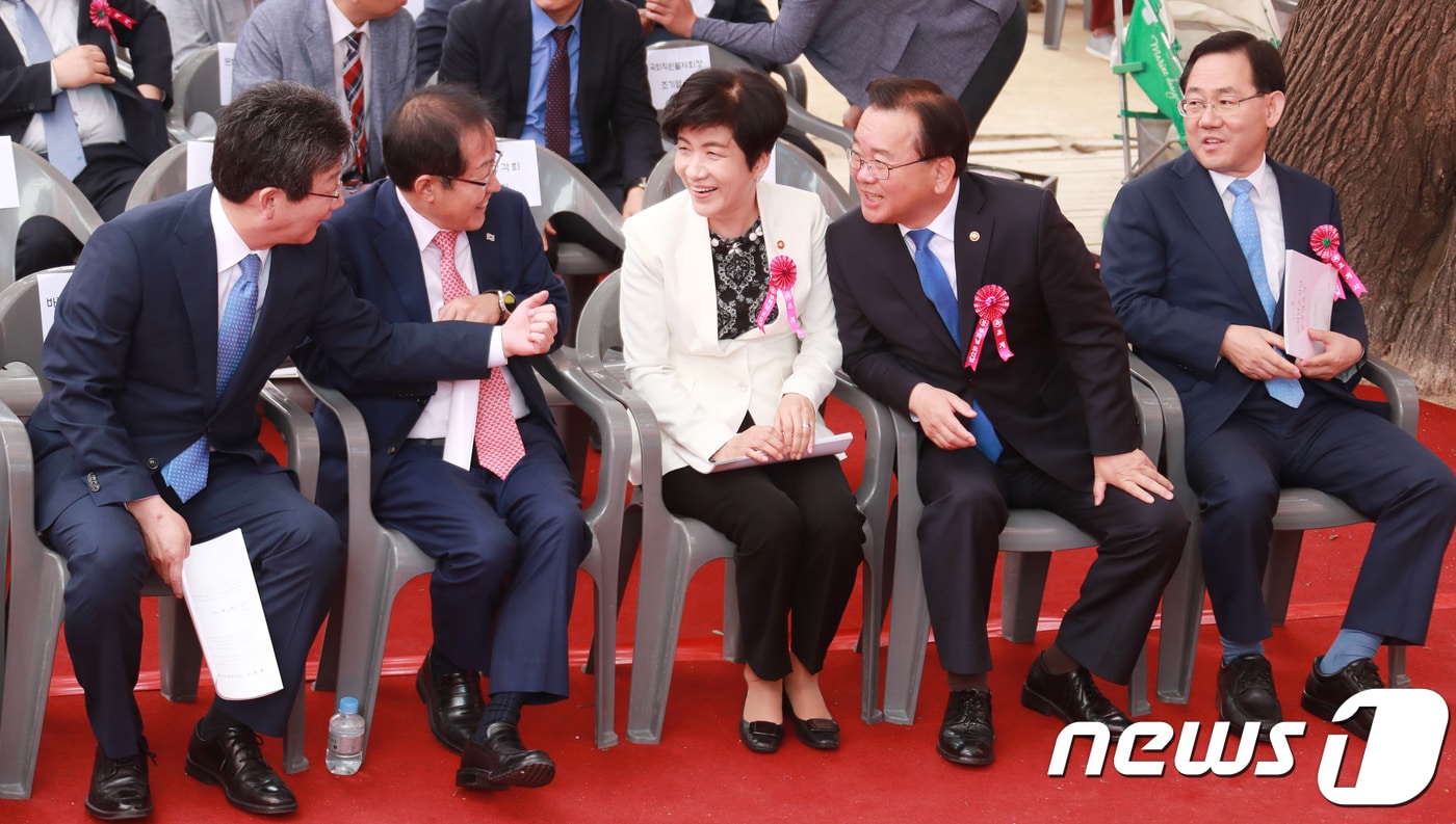 2018년 5월 22일 부처님 오신날을 맞아 서울 견지동 조계사에서 열린 봉축 법요식에서 유승민 바른미래당 공동대표, 홍준표 자유한국당 대표, 김영주 고용노동부 장관, 김부겸 행정안전부 장관, 주호영 자유한국당 의원(왼쪽부터)이 대화를 나누고 있다. 2018.5.22/뉴스1 ⓒ News1 이동원 기자