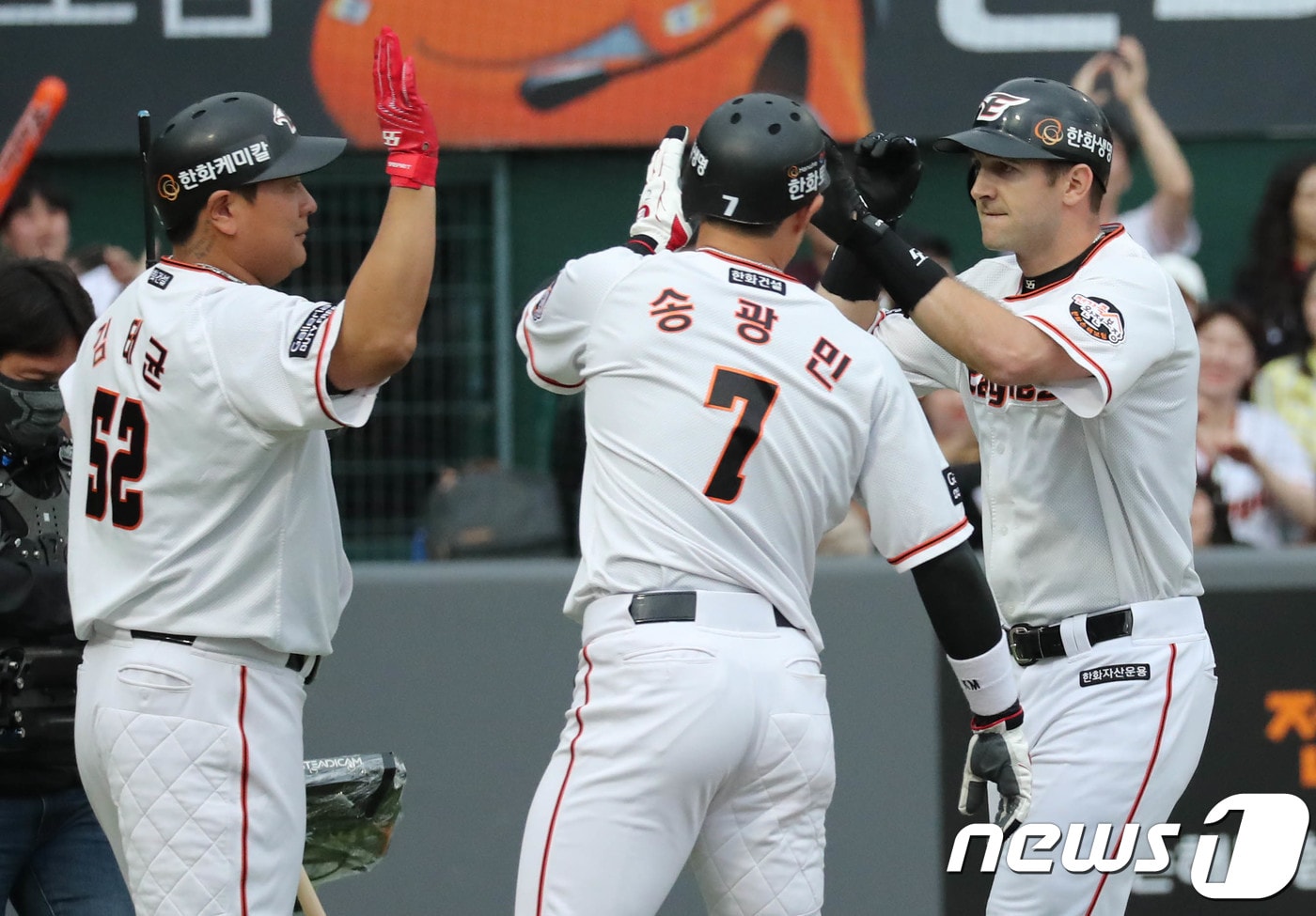 22일 오후 대전 한화생명 이글스파크에서 열린 2018 프로야구 신한은행 마이카 KBO리그 한화 이글스와 두산 베어스의 경기 3회말 1사 1루 상황에서 한화 호잉이 투런 홈런을 터트리고 홈에서 김태균과 송광민과 하이파이브를 하고 있다. 2018.5.22/뉴스1 ⓒ News1 주기철 기자