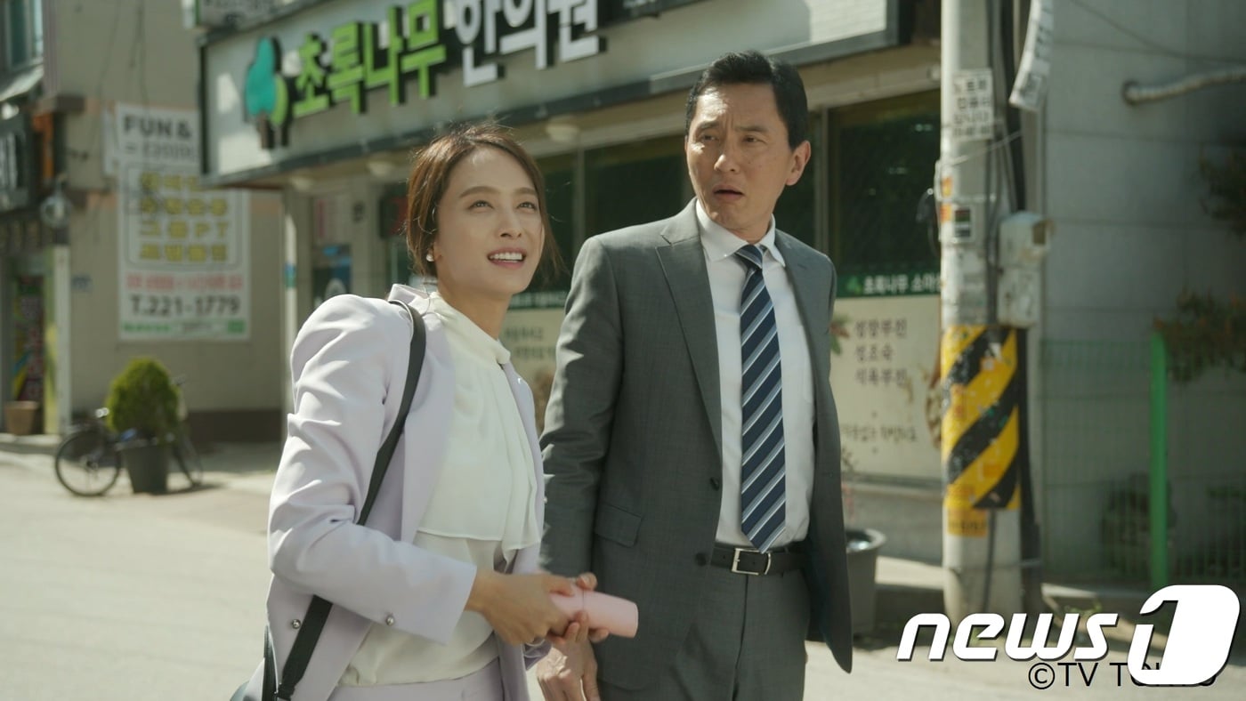 '고독한 미식가' 한국편에서 가수 박정아가 주연 배우 마츠시게 유타카가 함께 연기하고 있는 장면(도쿄TV 제공)ⓒ News1