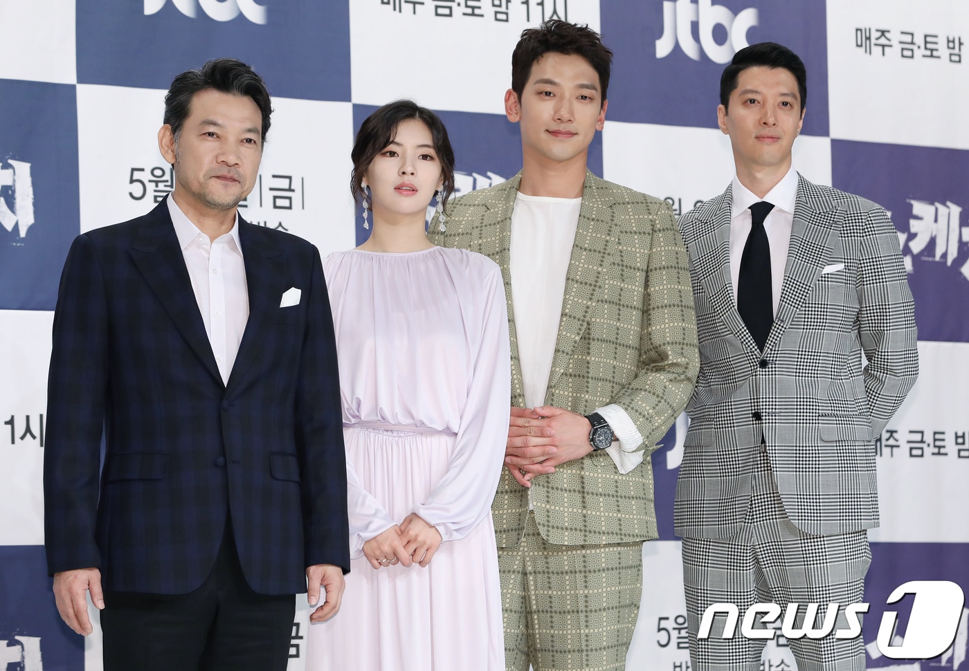 배우 정진영(왼쪽부터), 이선빈, 정지훈, 이동건이 24일 오후 서울 영등포구 타임스퀘어 아모리스홀에서 진행된 JTBC 드라마 '스케치' 제작발표회에 참석해 포즈를 취하고 있다. 2018.5.24./뉴스1 ⓒ News1 강고은 에디터