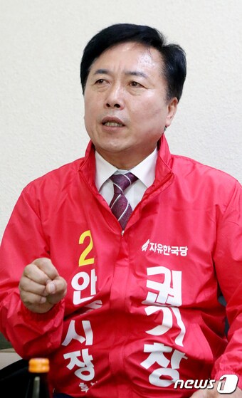 권기창 자유한국당 안동시장 후보가 24일 6.13 지방선거 후보등록을 한 후 안동시청에서 가진 기자간담회에서 소회를 밝히고 있다. 2018.5.24/뉴스1 ⓒ News1 피재윤 기자