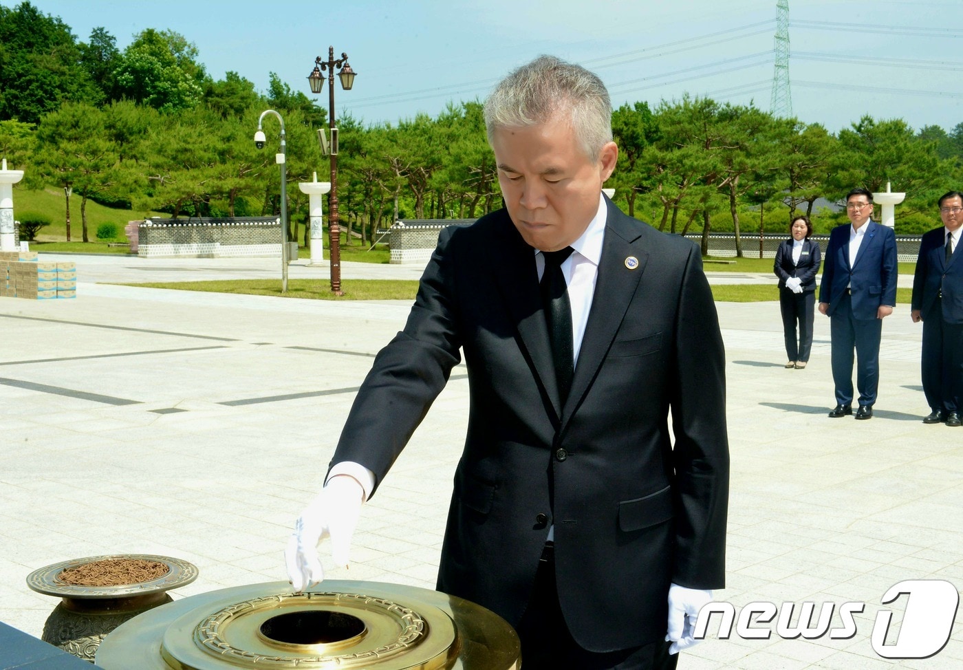 박종환 자유총연맹 총재가 24일 광주 국립 5·18민주묘지를 찾아 참배하고 있다. (한국자유총연맹 제공) ⓒ News1