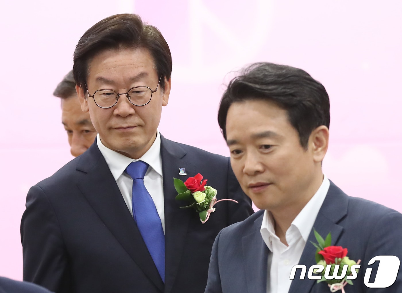 이재명 더불어민주당 경기도지사 후보(왼쪽)와 남경필 자유한국당 경기도지사 후보가 2018년 5월 25일 오후 경기도 수원시 영통구 경기도선거관리위원회에서 열린 매니페스토 정책선거 실천 협약식 시작에 앞서 자리를 향해 이동하고 있다. 2018.5.25/뉴스1 ⓒ News1 오장환 기자