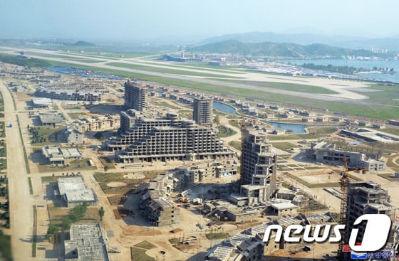 사진은 2018년 당시 건설이 한창인 원산 갈마 해안관광지구의 모습. (노동신문) 2018.5.26/뉴스1