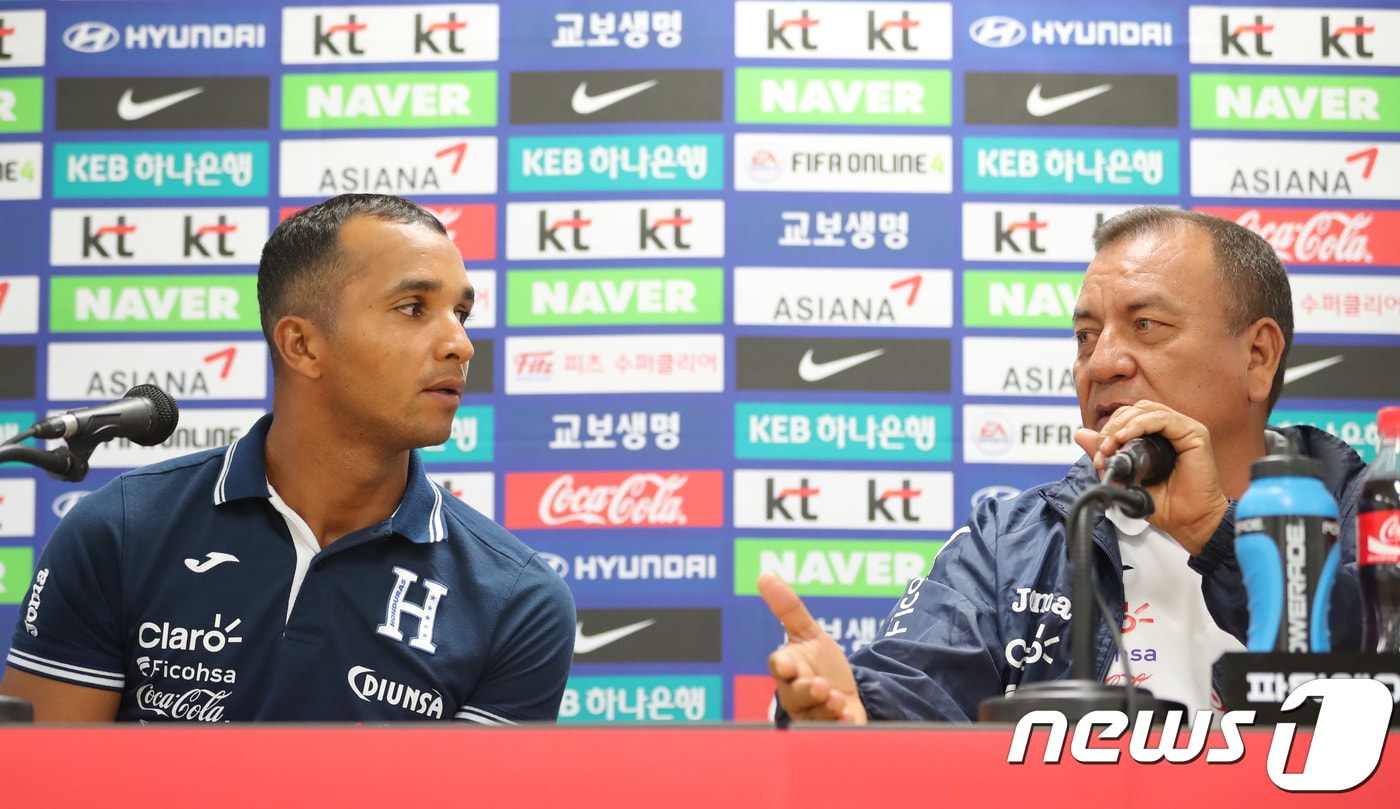 카를로스 타보라 온두라스 대표팀 감독(오른쪽)이 대한민국 축구 국가대표팀과 온두라스의 평가전을 하루 앞둔 27일 오후 대구스타디움에서 열린 기자회견에 참석해 취재진의 질문에 답하고 있다. 왼쪽은 도니스 에스코베르 온두라스 주장. 2018.5.27/뉴스1 ⓒ News1 공정식 기자