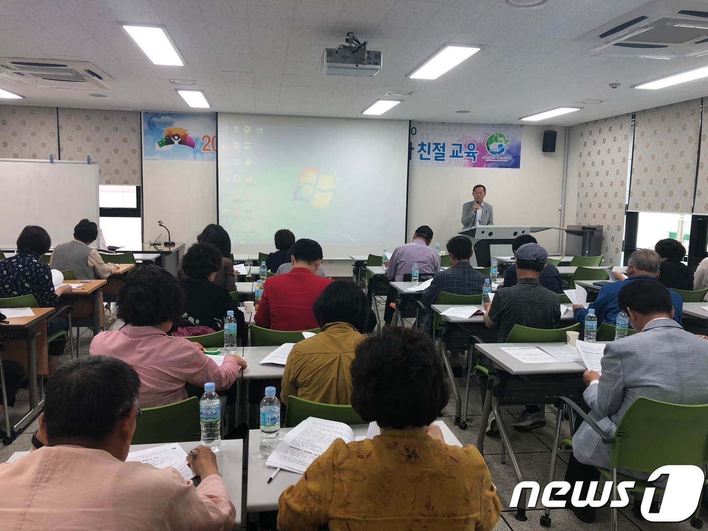 전북 고창군이 토탈관광 실현과 전북투어패스의 이용확대를 위해 문화관광해설사를 대상으로 ‘친절 교육’을 실시했다. 이번 친절 교육은 2017년 기준 고창군 방문객 600만 명이라는 쾌거를 거둔 명실상부한 자연생태관광도시로서의 명성을 이어나갈 수 있도록 문화관광해설사들을 대상으로 전문 서비스 교육을 통해 해설 능력을 높이고 역량을 강화할 수 있도록 마련됐다. ⓒ News1