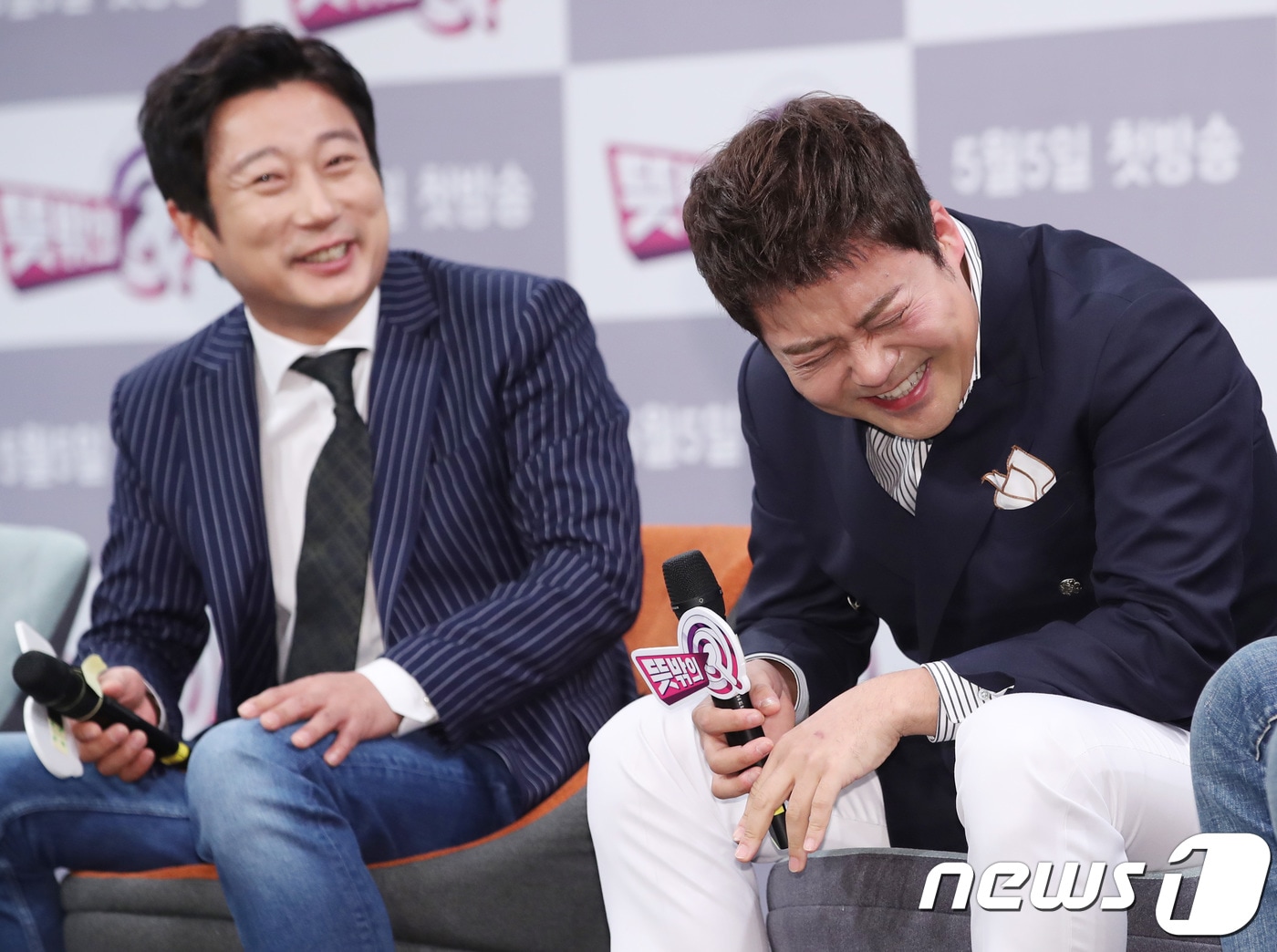 방송인 이수근, 전현무(오른쪽)가 3일 오전 서울 마포구 MBC 골든마우스홀에서 열린 MBC 새 예능 ‘뜻밖의 Q’ 제작발표회에 참석해 미소를 짓고 있다. 2018.5.3/뉴스1 ⓒ News1 권현진 기자