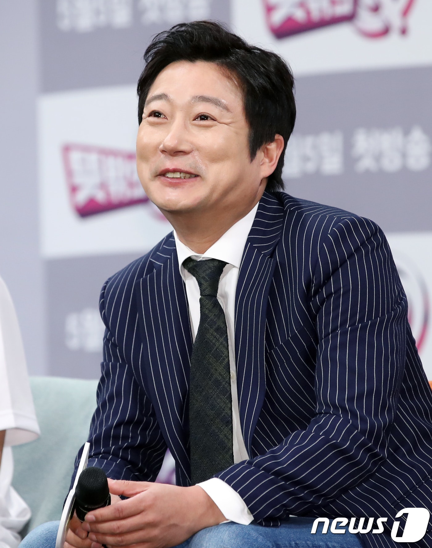방송인 이수근이 3일 오전 서울 마포구 MBC 골든마우스홀에서 열린 MBC 새 예능 ‘뜻밖의 Q’ 제작발표회에 참석해 미소를 짓고 있다. 2018.5.3/뉴스1 ⓒ News1 권현진 기자