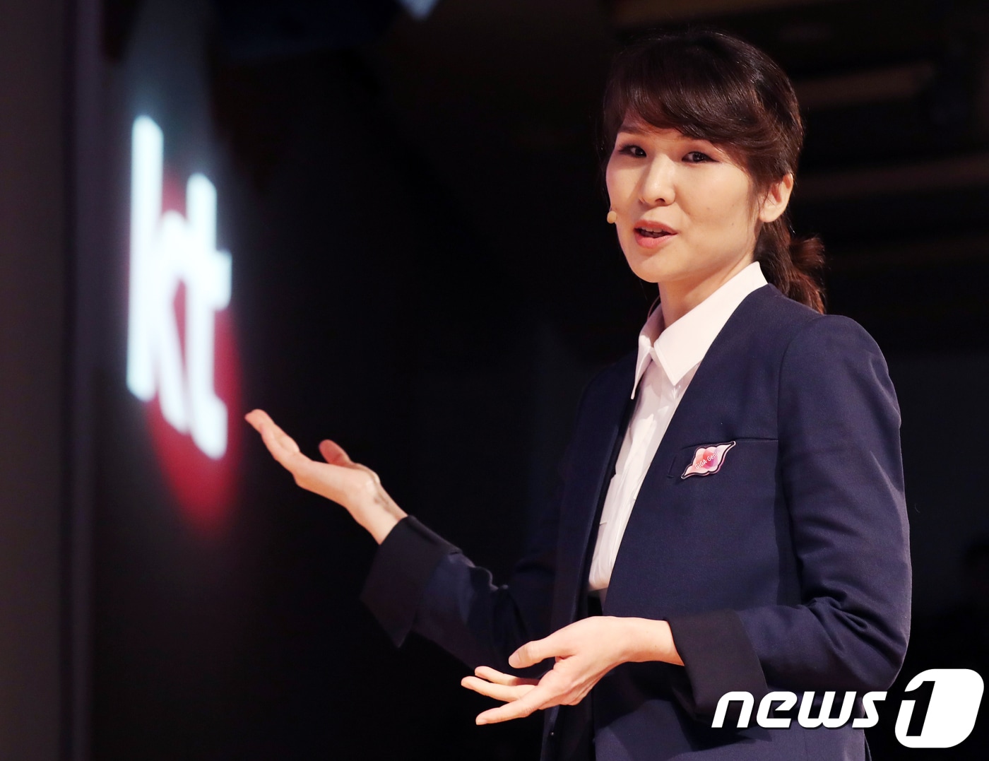 KT 인공지능(AI)사업단장 김채희 상무가 3일 서울 광화문 KT 스퀘어에서 열린 'AI 전략 발표 기자간담회'에서 AI 신규 서비스 및 기술 발전 방향에 대해 발표하고 있다. 2018.5.3/뉴스1 ⓒ News1 송원영 기자