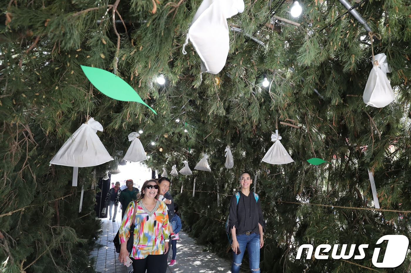 외국인들이 소나무 가지와 잎을 엮어 터널 형태로 만든 약령솔문을 지나고 있다.2018.5.3/뉴스1 ⓒ News1 공정식 기자
