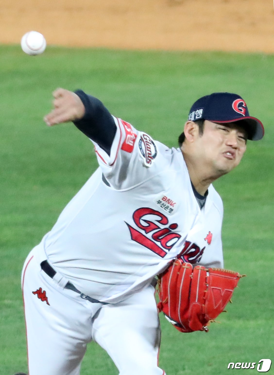 지난 3일 오후 부산 사직야구장에서 열린 2018 프로야구 신한은행 마이카 KBO리그 KIA 타이거즈와 롯데 자이언츠 경기 9회초 롯데 손승락이 역투하고 있다. 2018.5.3/뉴스1 ⓒ News1 여주연 기자