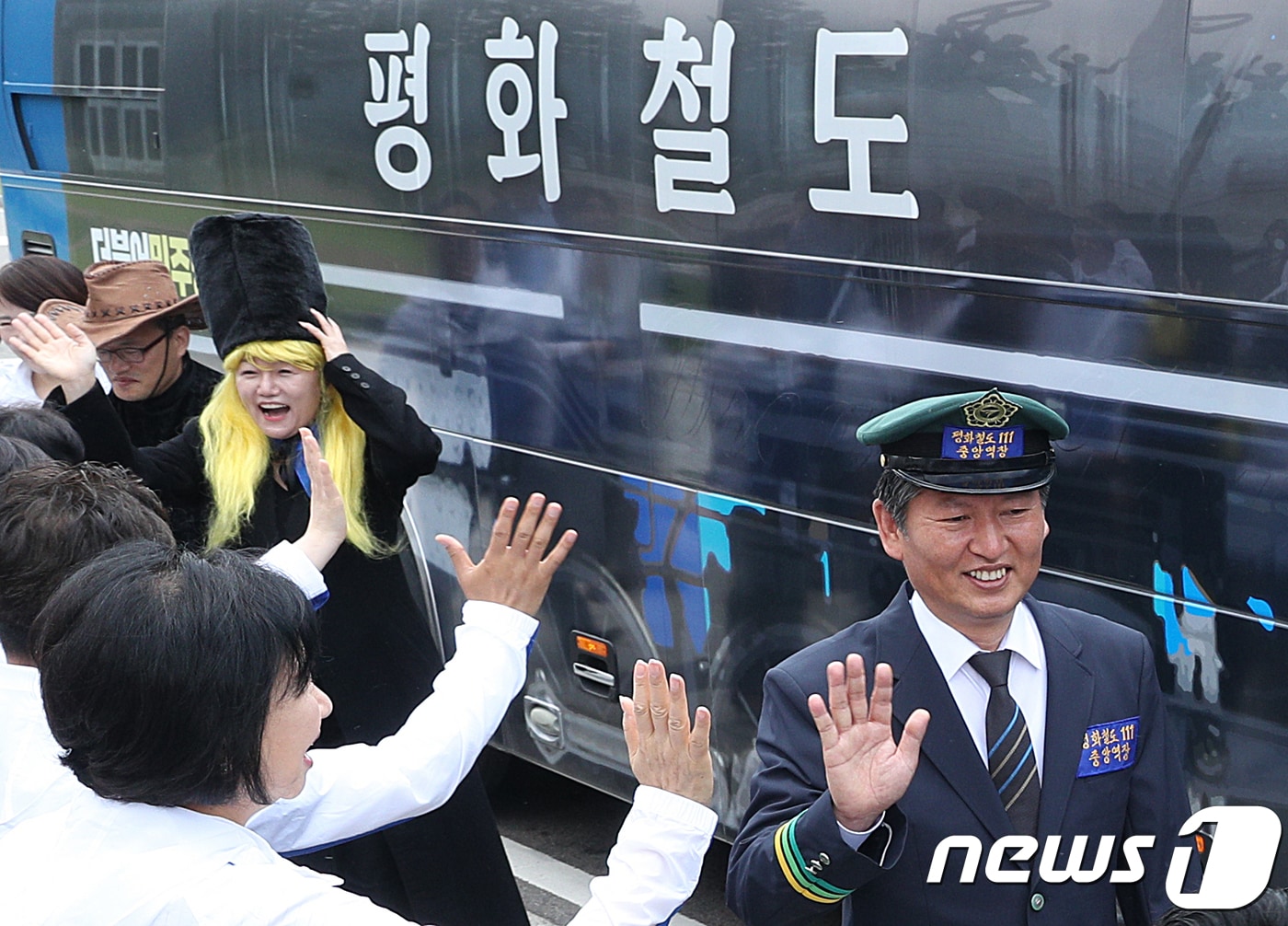 30일 오전 서울 여의도 국회에서 열린 더불어민주당 평화철도111 유세단 출정식에서 중앙역장에 임명된 정청래 전 의원과 이재정 의원 등이 평화철도 차량에 탑승하고 있다. 2018.5.30/뉴스1 ⓒ News1 신웅수 기자