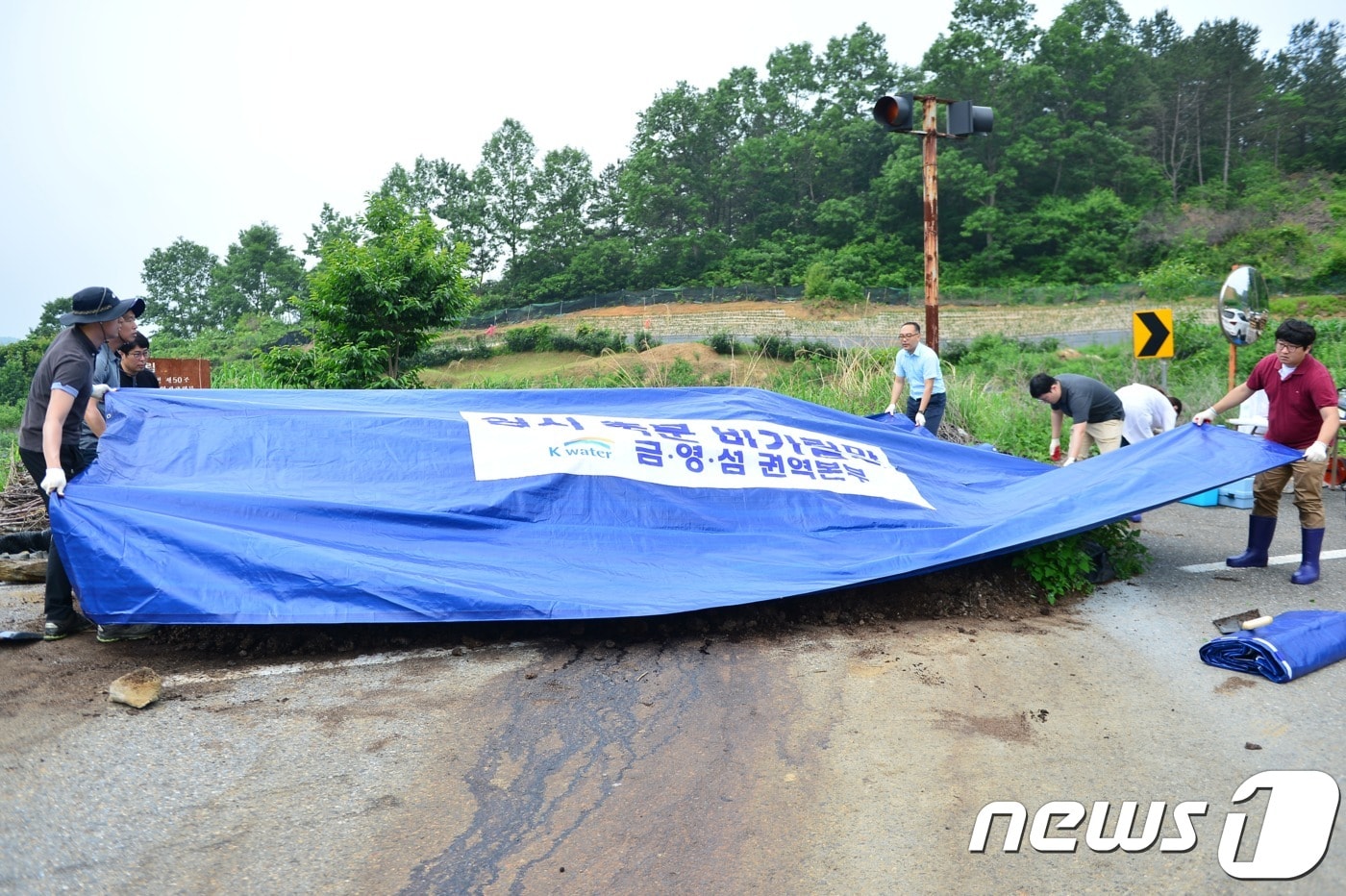 방치 축산분뇨 임시 비가림막 설치 모습 ⓒ News1