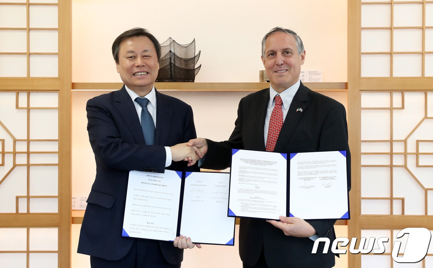 도종환 문화체육관광부 장관(왼쪽)이 30일 서울 종로구 국립현대미술관 서울관에서 한-멕시코 문화창조산업 상호 교류와 협력을 위한 양해각서에 서명한 뒤 루노 피게로아 주한멕시코대사와 기념촬영을 하고 있다. (제공 문체부) ⓒ News1