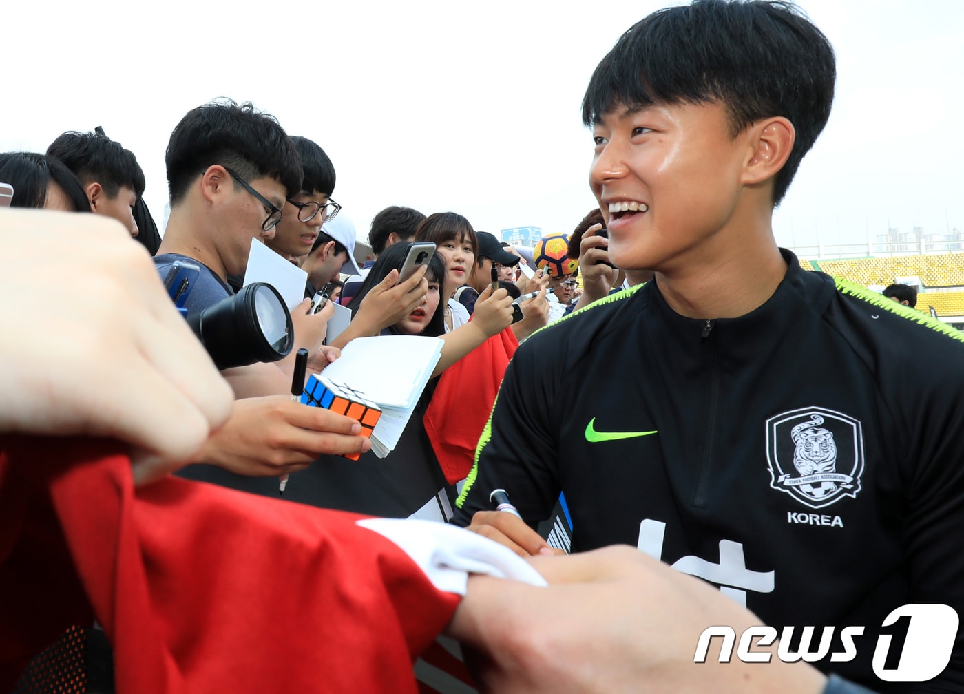 대한민국 러시아월드컵 축구 국가대표팀이 30일 전북 전주시 전주종합경기장에서 팬 사인회 및 공개훈련을 가졌다. 이승우가 팬들에게 사인을 해주고 있다.2018.5.30/뉴스1 ⓒ News1 문요한 기자
