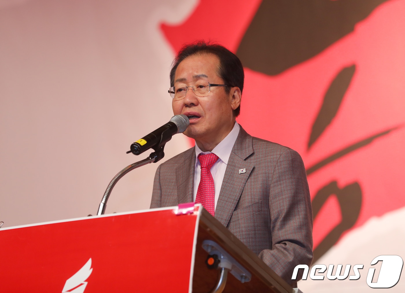 홍준표 자유한국당 대표가 4일 오후 강원 횡성군 실내체육관에서 열린 강원도당 지방선거 필승결의대회에서 인사말을 하고 있다.2018.5.4/뉴스1 ⓒ News1 이찬우 기자