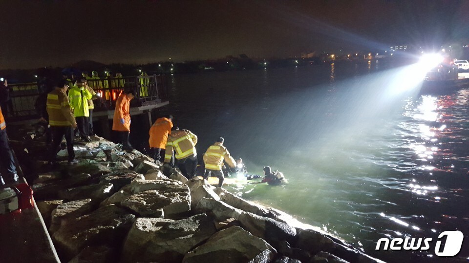 6일 오후 11시46분쯤 경남 창원시 진해구 진해루 앞 바다에 한 시민이 빠져 관계당국이 수색을 벌이고 있다.(창원소방제공)2018.5.7/뉴스1ⓒ News1