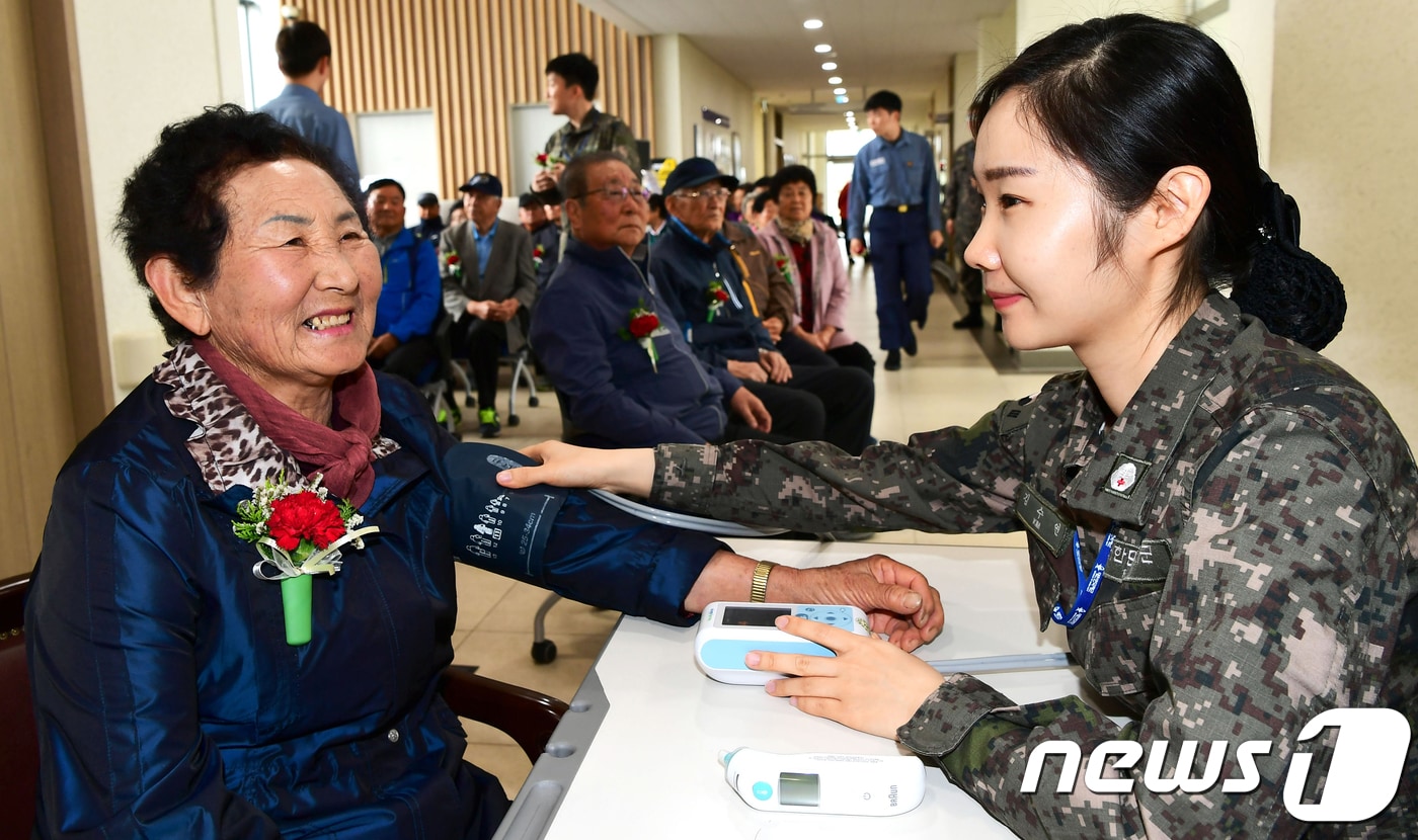 어버이날인 8일 해군 제주기지전대 군의관이 제주 서귀포시 강정동 해군기지에서 강정마을 어르신들에게 의료지원을 하고 있다.(해군제공)2018.5.8/뉴스1 ⓒ News1 이석형 기자