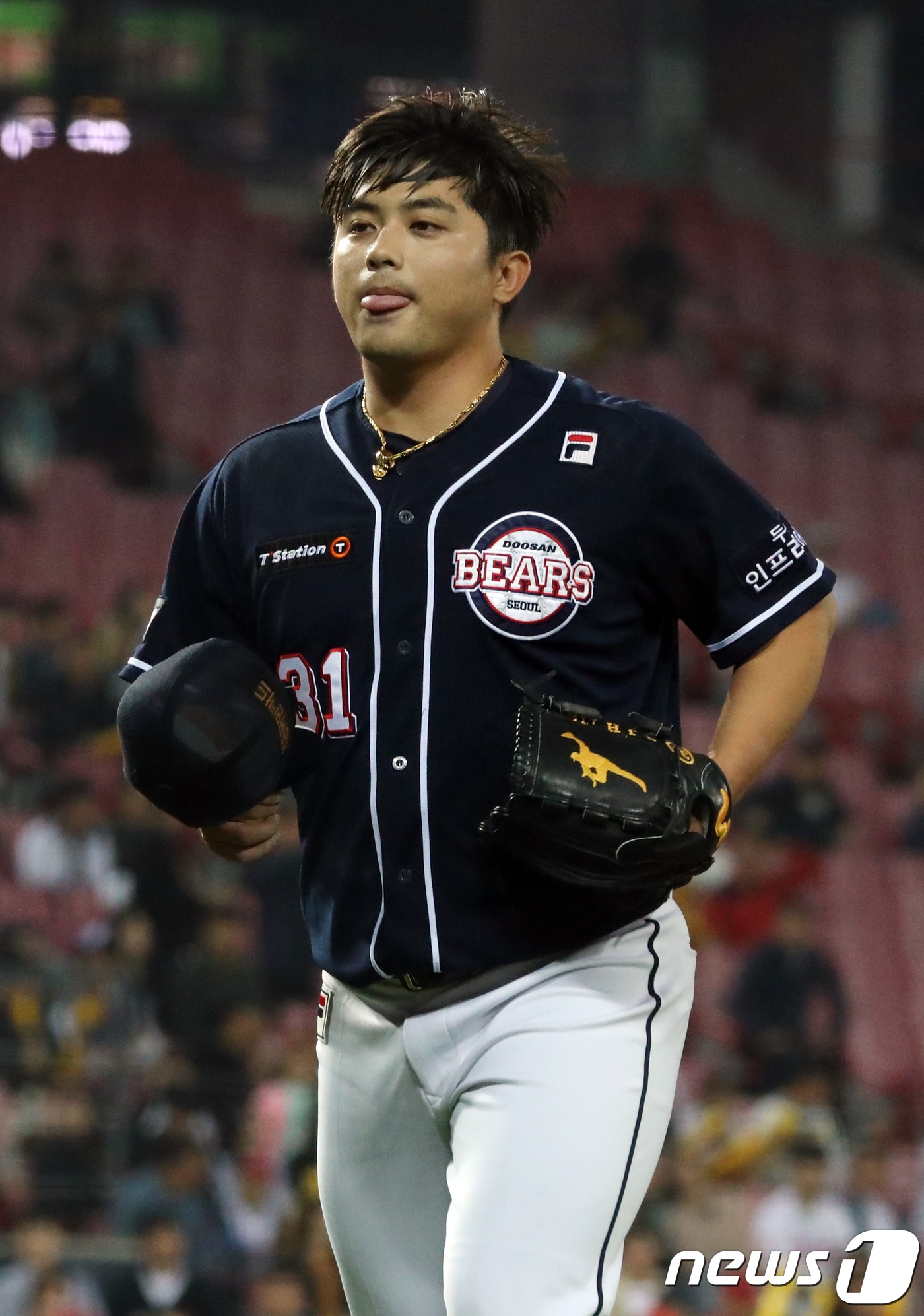 8일 오후 광주-기아 챔피언스필드에서 열린 '2018 신한은행 마이카 KBO리그' 프로야구 두산 베어스와 KIA 타이거즈의 경기 KIA 5회말 1사 1, 3루 위기를 잘 넘긴 두산 2번째 투수 김정후가 덕아웃으로 뛰어 들어오고 있다. 2018.5.8/뉴스1 ⓒ News1 한산 기자