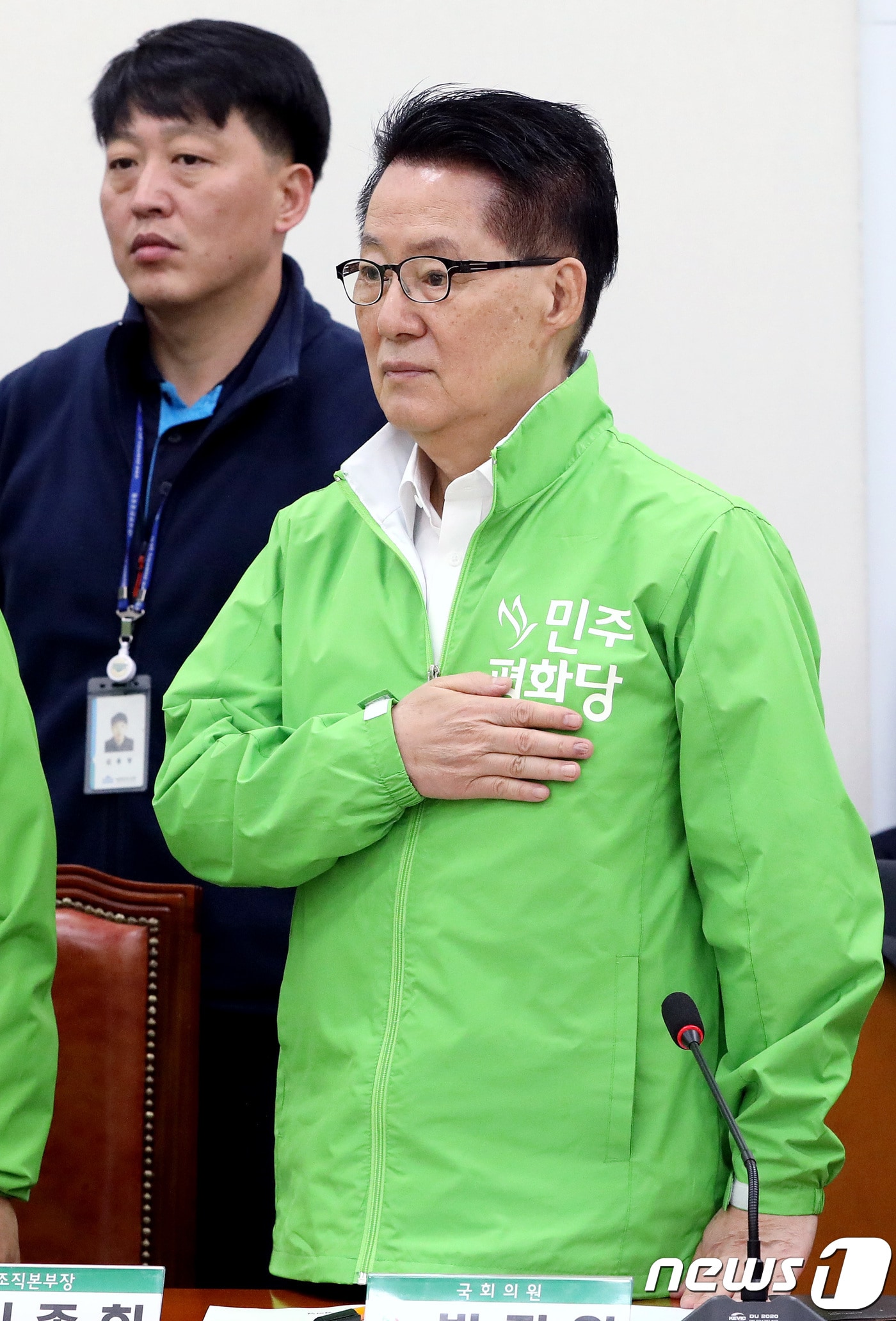 박지원 민주평화당 의원이 9일 오전 서울 여의도 국회에서 열린 제8차 중앙선거대책위원회 회의에서 국민의례를 하고 있다. 2018.5.9/뉴스1 ⓒ News1 박정호 기자