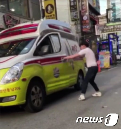 119구급차 탈취범이 먹자골목에서 훔친 차량을 발로 차는 등 이상행동을 보이고 있다. ⓒ News1