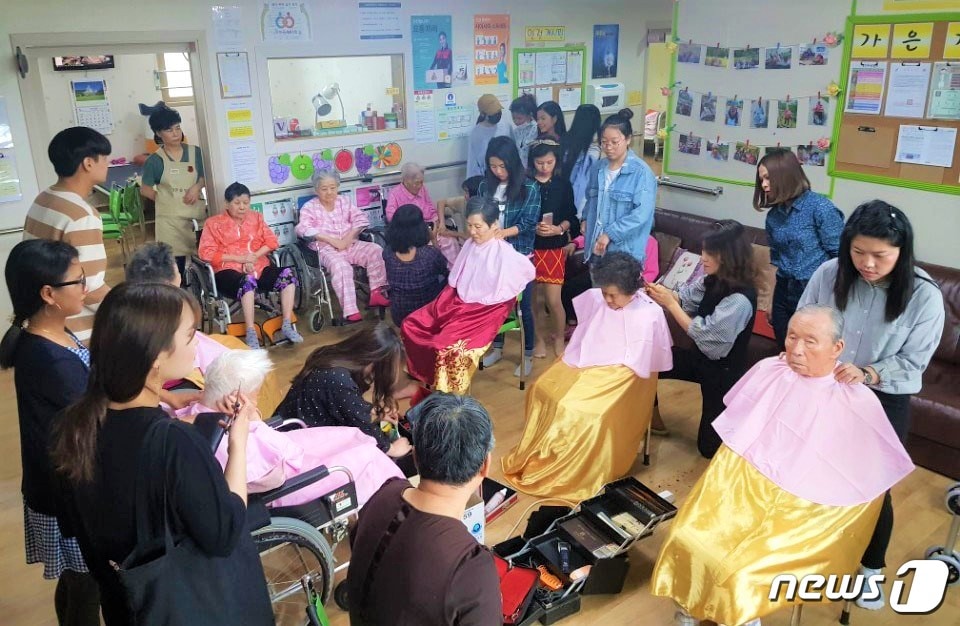 전주비전대 미용건강과 학생들이 어버이날을 맞아 요양병원을 찾아 이미용 봉사를 실시했다.(전주비전대 제공)ⓒ News1