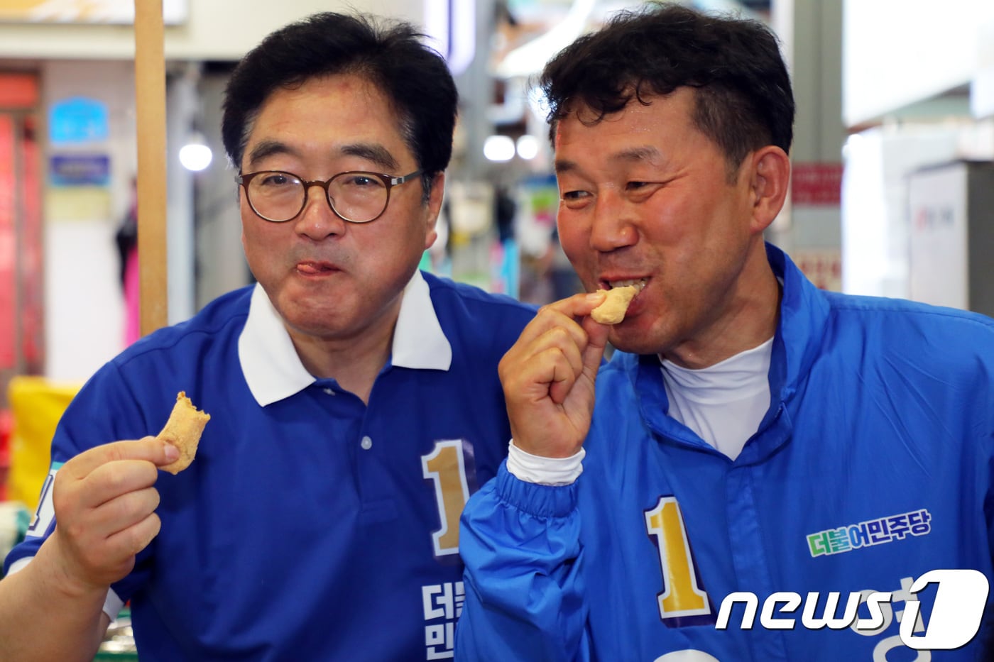 유영목 더불어민주당 강원 영월군수 후보(오른쪽)와 우원식 민주당 전 원내대표(노원 을, 왼쪽)가 1일 강원 영월군 서부시장 일원에서 유세활동을 벌이면서 인절미를 먹고 있다. 2018.6.1/뉴스1 ⓒ News1 박하림 기자
