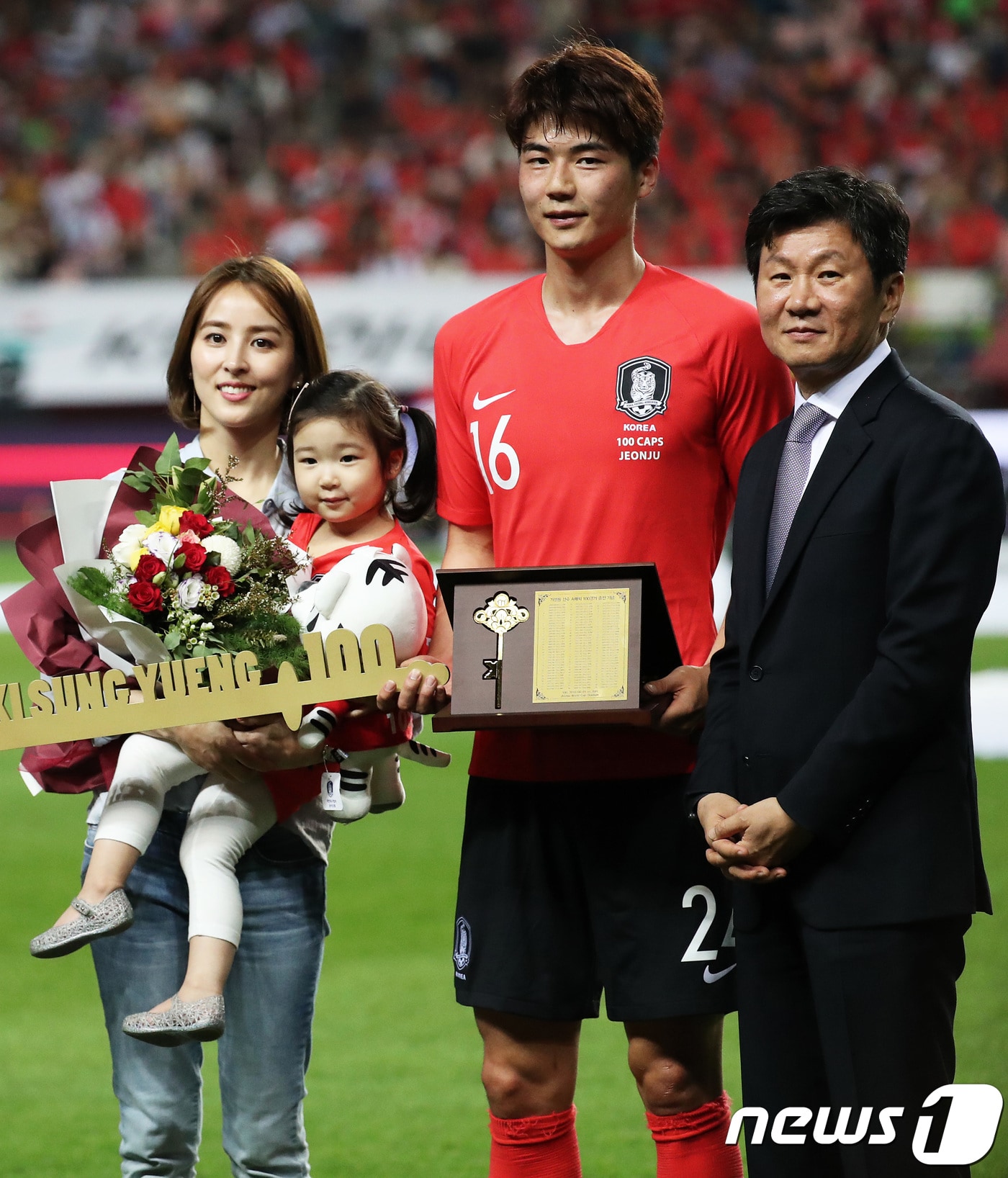 축구대표팀 기성용이 1일 오후 전북 전주시 덕진구 전주월드컵경기장에서 열린 KEB하나은행 초청 축구국가대표팀 친선경기 대한민국-보스니아 헤르체고비나의 경기 하프타임 도중 센추리클럽 가입을 기념하는 황금열쇠를 선물받고 있다. 신태용호는 이날 유럽의 강호 보스니아를 '가상 스웨덴'으로 설정하고 2018 FIFA 러시아 월드컵 16강 진출의 향배를 가를 F조 1차전 스웨덴전을 위한 해법을 찾는다. 2018.6.1/뉴스1 ⓒ News1 오대일 기자
