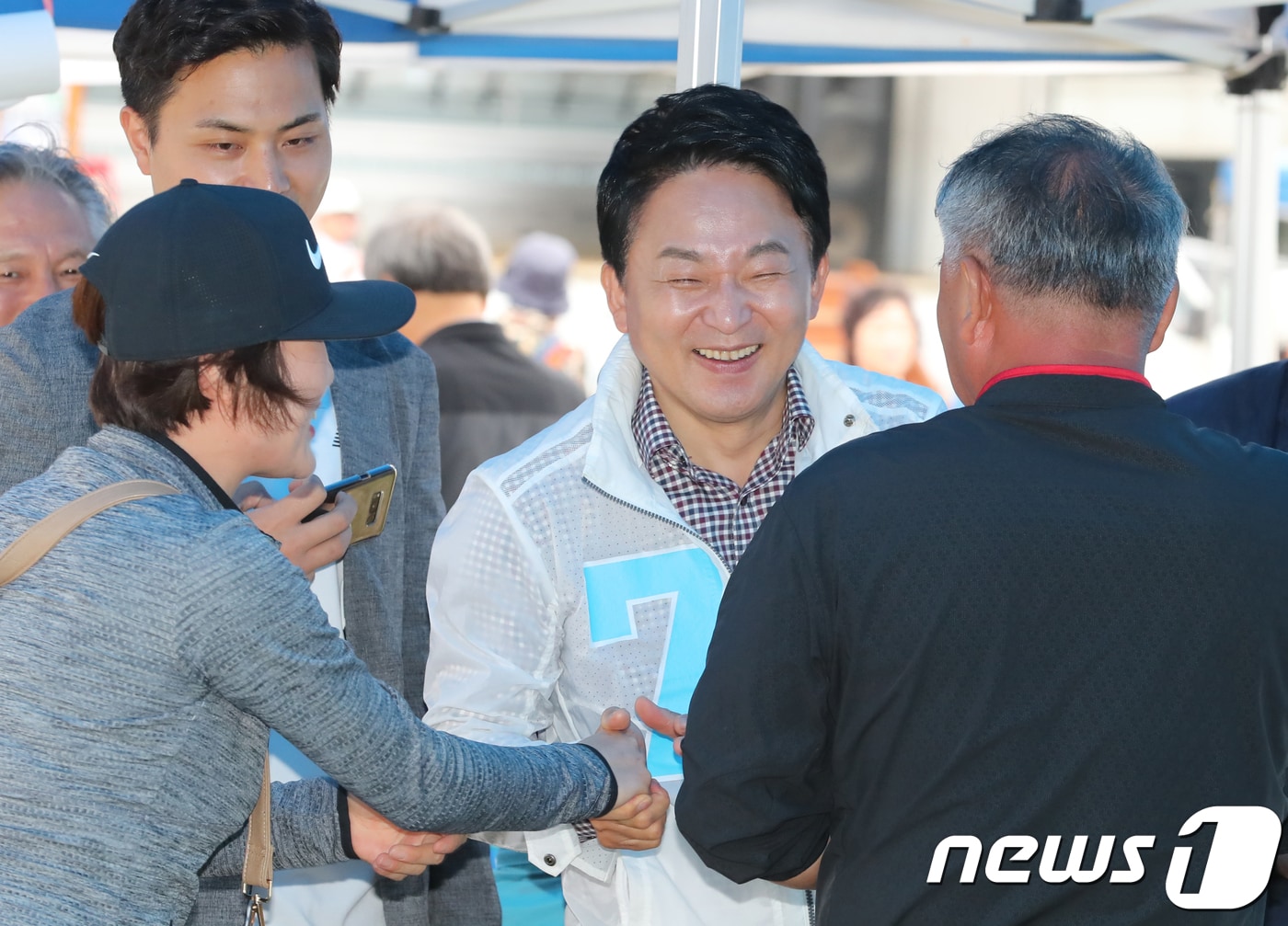 원희룡 무소속 제주도지사 후보가 10일 제주시 시민복지타운에서 열린 한 축제에 참석해 유권자들에게 지지를 호소하고 있다.2018.6.10/뉴스1 ⓒ News1 이석형 기자