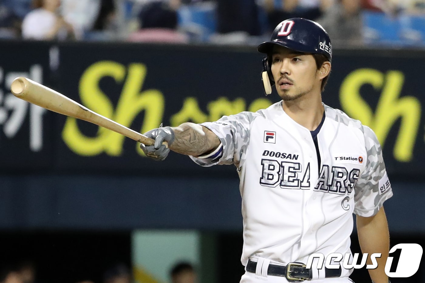 10일 서울 송파구 잠실야구장에서 열린 프로야구 2018 KBO 리그 NC 다이노스와 두산 베어스의 경기 9회말 2사 주자 2,3루 상환에서 두산 오재원이 끝내기 3점 홈런을 친 뒤 기뻐하고 있다. 이날 두산은 NC를 상대로 6대3 승리를 거뒀다. 2018.6.10/뉴스1 ⓒ News1 민경석 기자