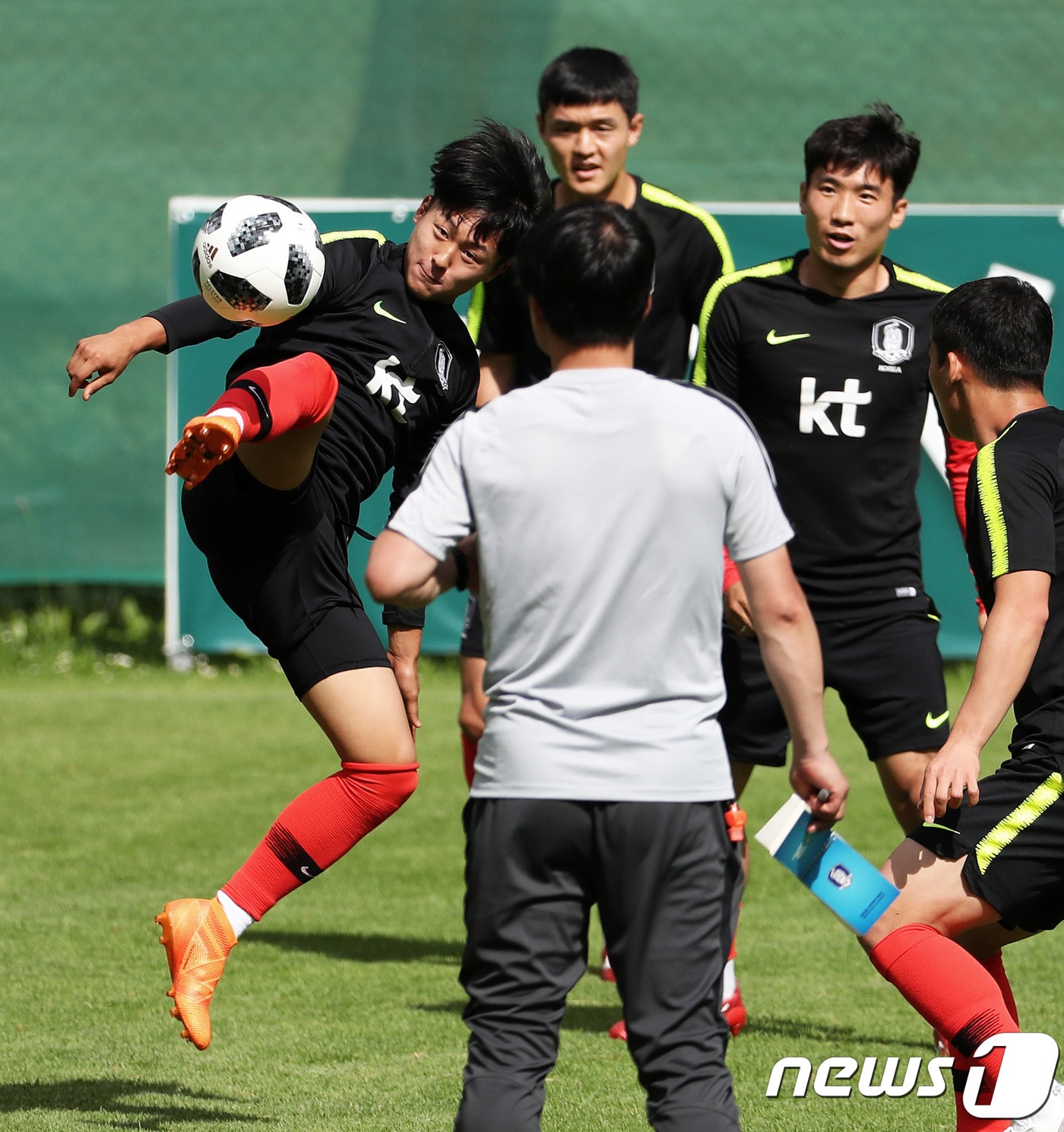 2018 러시아월드컵 축구대표팀 이승우가 세네갈과의 마지막 평가전을 하루 앞둔 10일 오후(현지시간) 오스트리아 레오강(Leogang) 스타인베르그 스타디움에서 열린 사전캠프 마지막 훈련에서 구슬땀을 흘리고 있다. ⓒ News1 오대일 기자