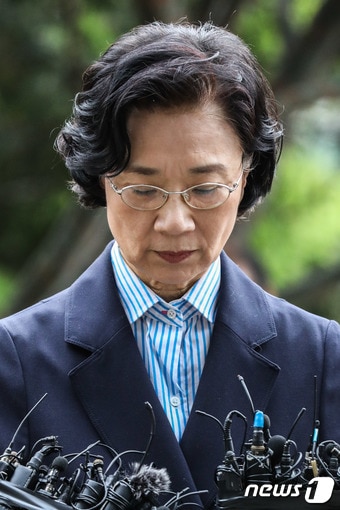 이명희 전 일우재단 이사장이 소환조사를 받기 위해 11일 오전 서울 양천구 서울출입국외국인청으로 출석하고 있다 . 이 전 이사장은 필리핀 가사도우미를 고용하기 위해 대한항공 연수생으로 위장해 입국시킨 혐의를 받고 있다. 2018.6.11/뉴스1 ⓒ News1 성동훈 기자
