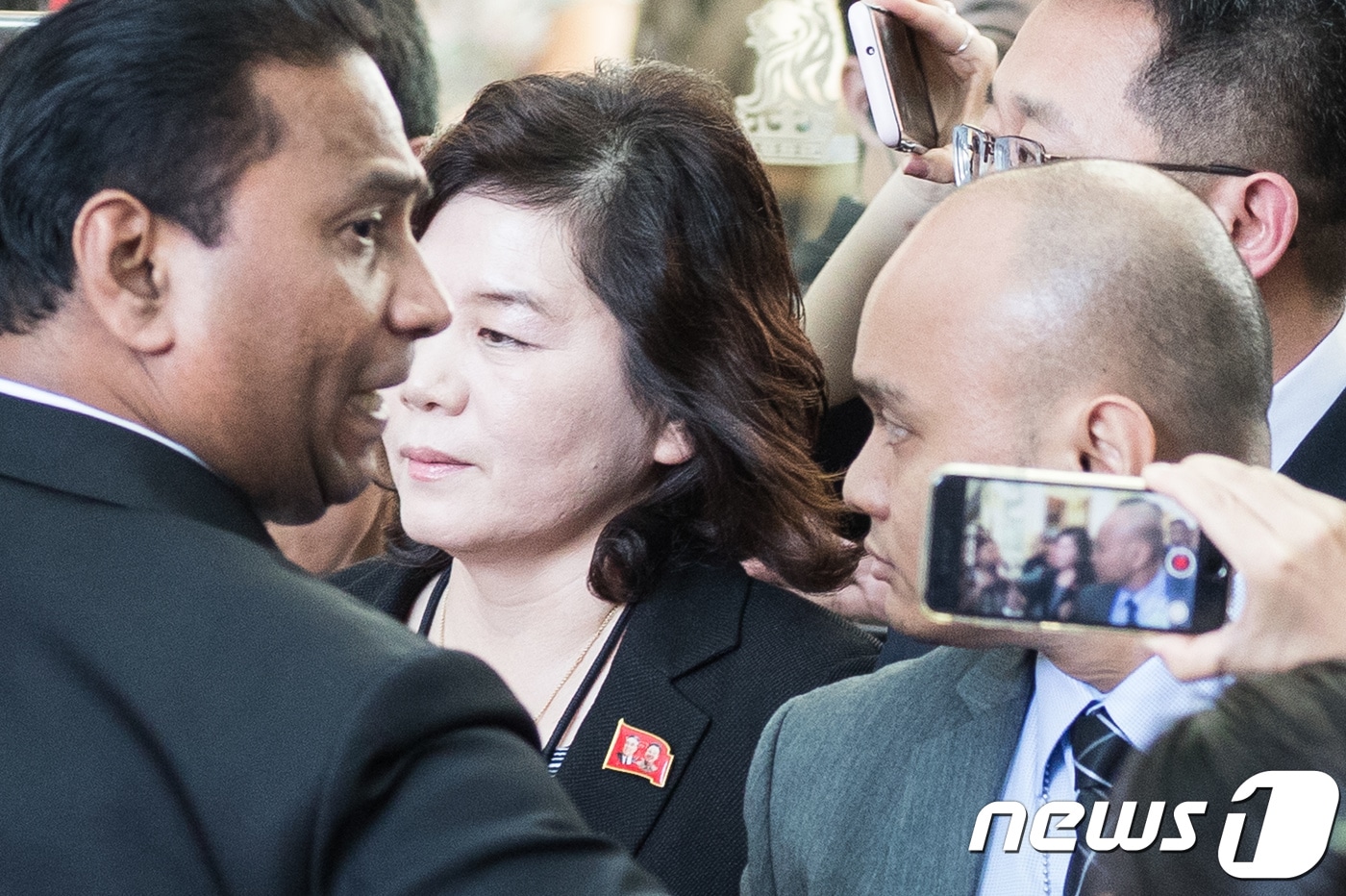 최선희 북한 외무성 부상이 북미정상회담을 하루 앞둔 11일 성김 주 필리핀 미국대사와 실무협의를 마친 후 싱가포르 리츠칼튼 밀레니아호텔을 나서고 있다. 2018.6.11/뉴스1 ⓒ News1 유승관 기자