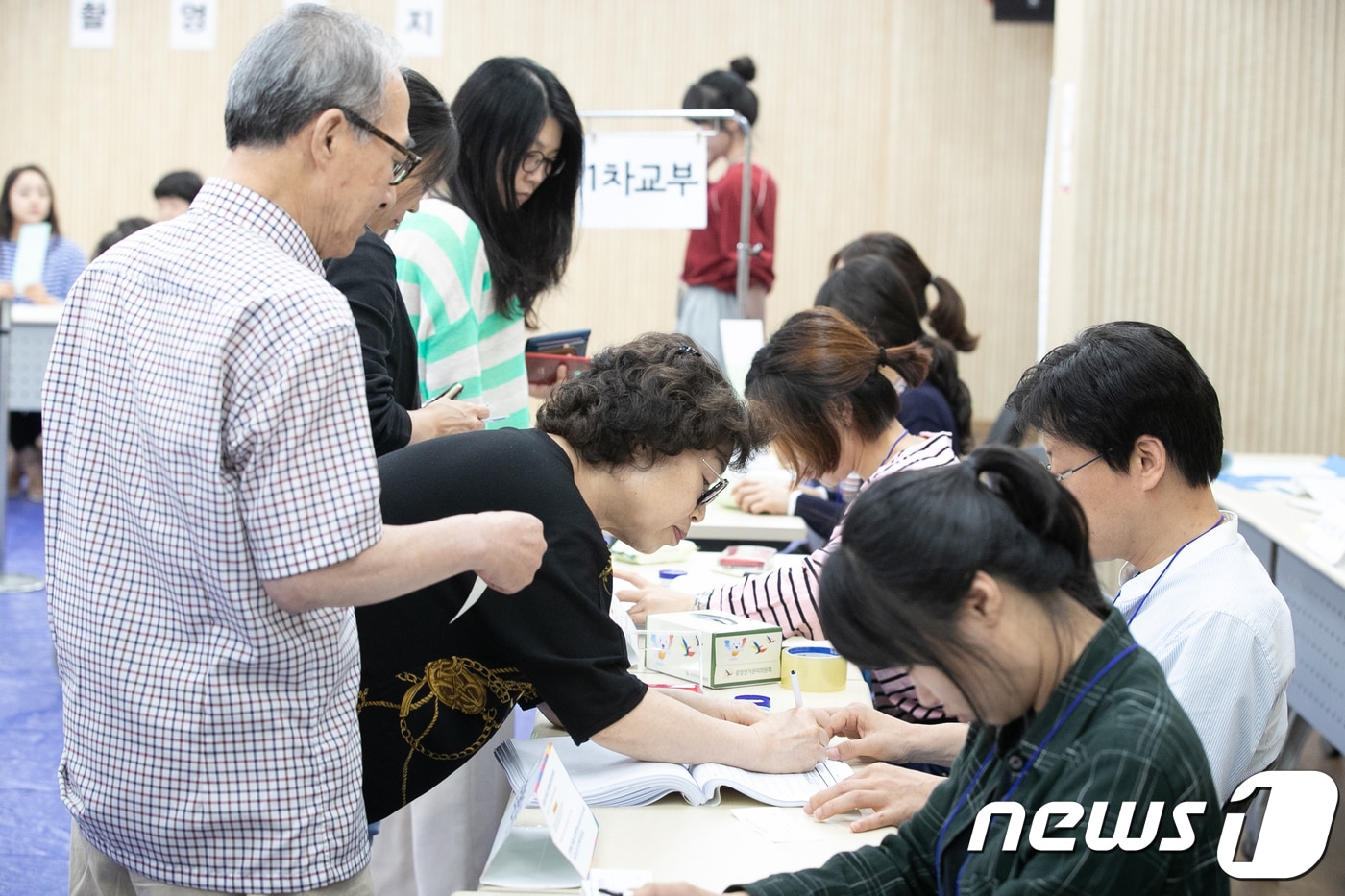 6·13 지방선거 투표일인 13일 오전 서울 종로구 가회동 주민센터에 마련된 투표소에서 시민들이 투표용지를 받기 위해 본인 확인 절차를 거치고 있다. 2018.6.13/뉴스1 ⓒ News1 이승배 기자
