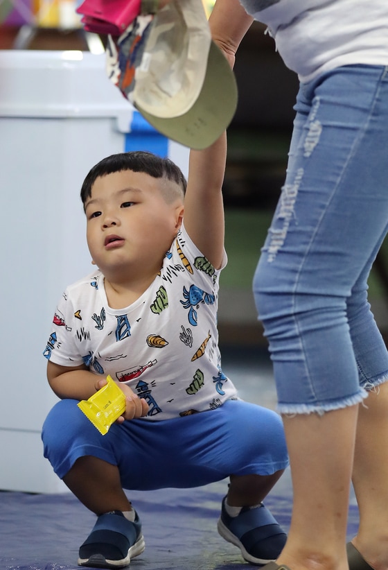 뗑깡 부리는 아이. ‘뗑깡’의 순화어는 ‘생떼’입니다. (뉴스1 자료사진)