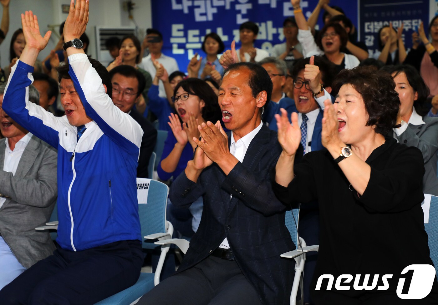 최문순 더불어민주당 강원도지사 후보와 부인 이순우 여사, 심기준 더불어민주당 강원도당위원장(왼쪽)이 13일 오후 6시 강원 춘천시 더불어민주당 강원도당에서 6·13 지방선거 출구조사 결과를 보고 환호하고 있다. 2018.6.13/뉴스1 ⓒ News1 하중천 기자